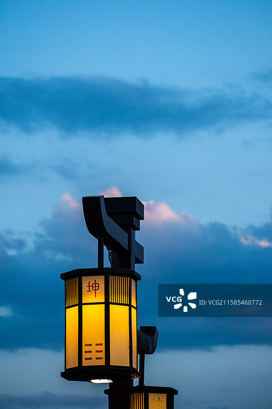 新疆伊犁特克斯、八卦城、傍晚的路灯、灯、街道图片素材