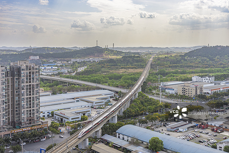 复兴号动车组列车担当的成都东-北京西G90次行驶在西成客运专线绵阳附近图片素材