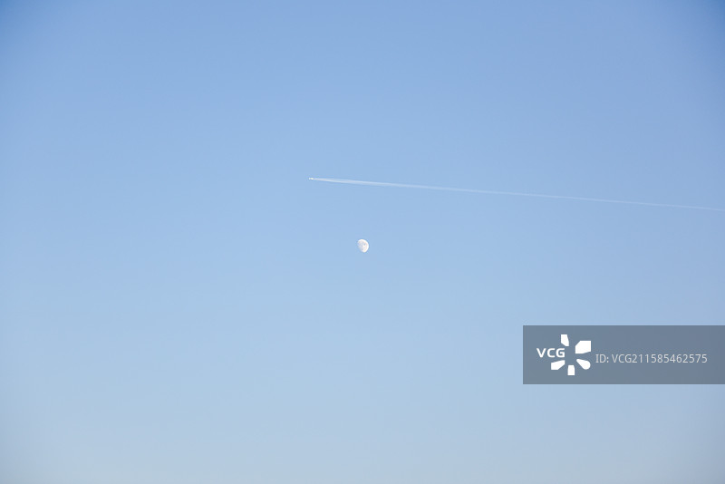 晴空中的飞机与月亮图片素材