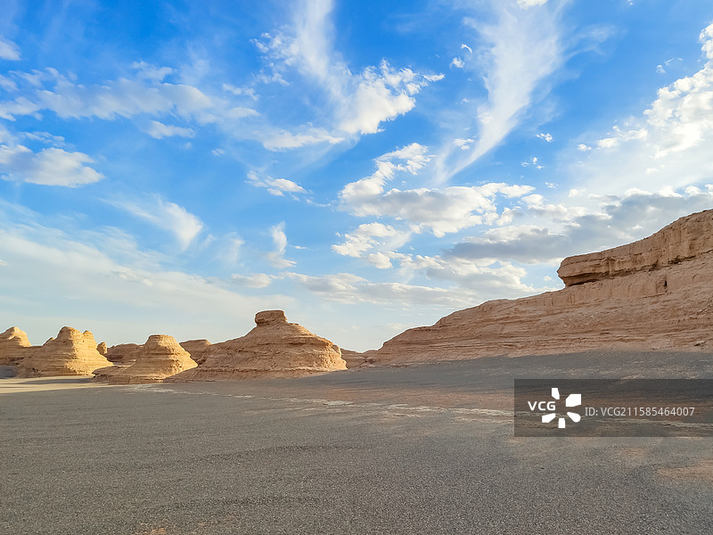 晴朗的夏日傍晚，敦煌世界地质公园雅丹景区户外风光图片素材