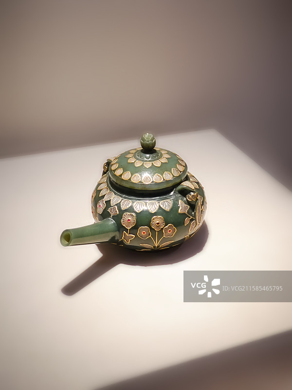 青玉镶金嵌玉石双耳军持，印度，北京故宫珍宝馆藏图片素材