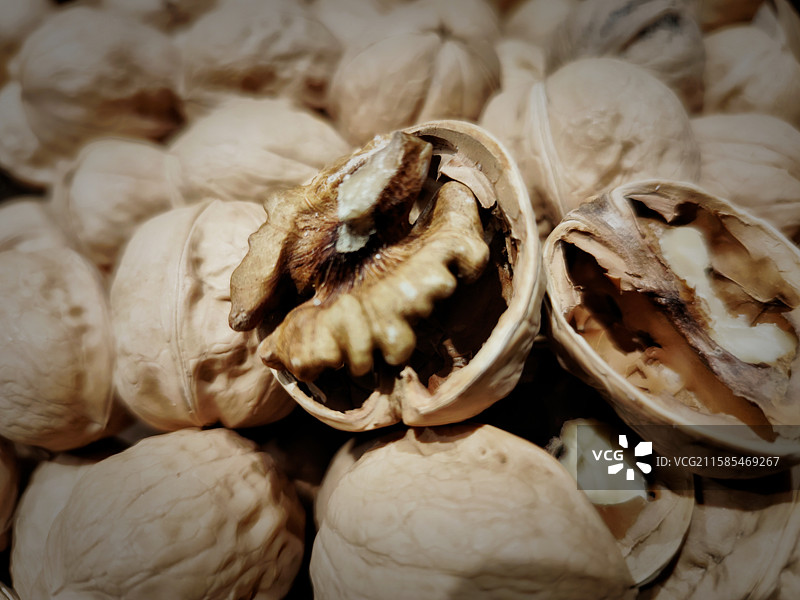 干果大核桃：纸皮核桃的特写镜头图片素材