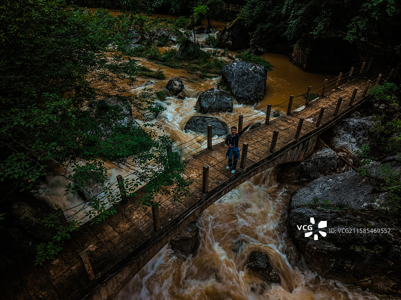 航拍湖北十堰郧西县五龙河景区秦岭山脉峡谷图片素材