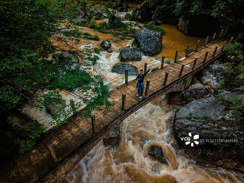 航拍湖北十堰郧西县五龙河景区秦岭山脉峡谷图片素材
