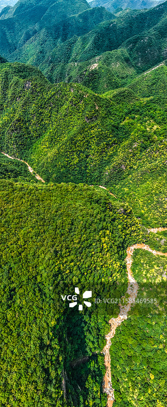 航拍湖北十堰郧西县五龙河景区秦岭山脉峡谷图片素材