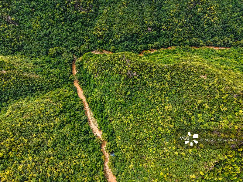 航拍湖北十堰郧西县五龙河景区秦岭山脉峡谷图片素材