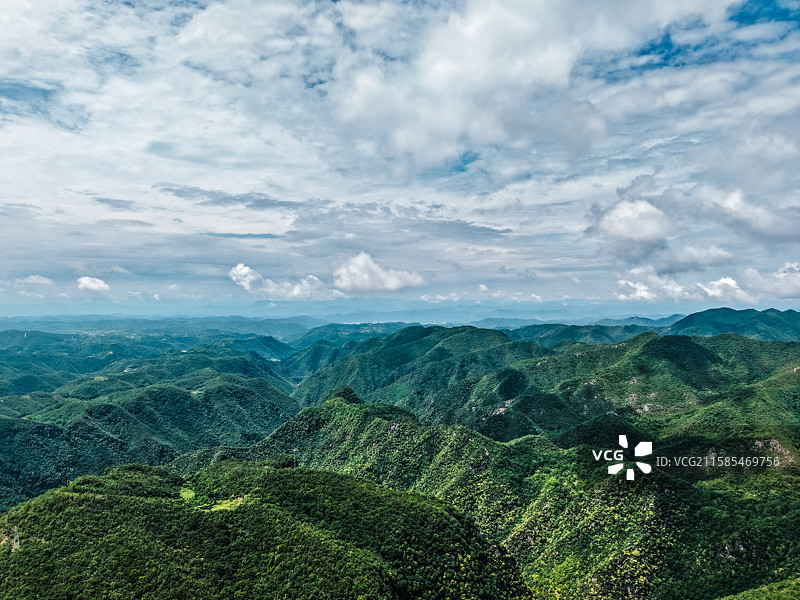 航拍湖北十堰郧西县五龙河景区秦岭山脉峡谷图片素材