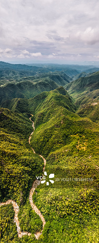 航拍湖北十堰郧西县五龙河景区秦岭山脉峡谷图片素材