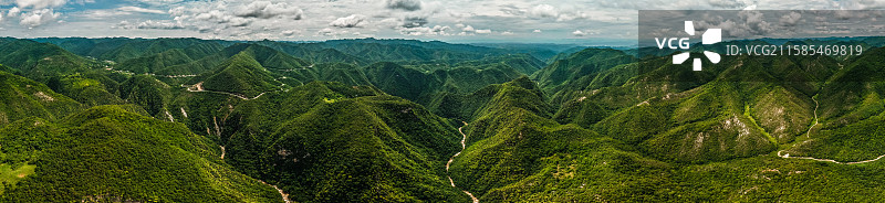 航拍湖北十堰郧西县五龙河景区秦岭山脉峡谷图片素材