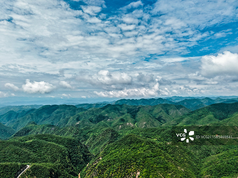 航拍湖北十堰郧西县五龙河景区秦岭山脉峡谷图片素材