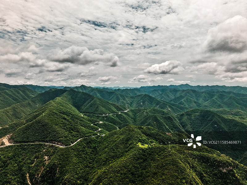 航拍湖北十堰郧西县五龙河景区秦岭山脉峡谷图片素材