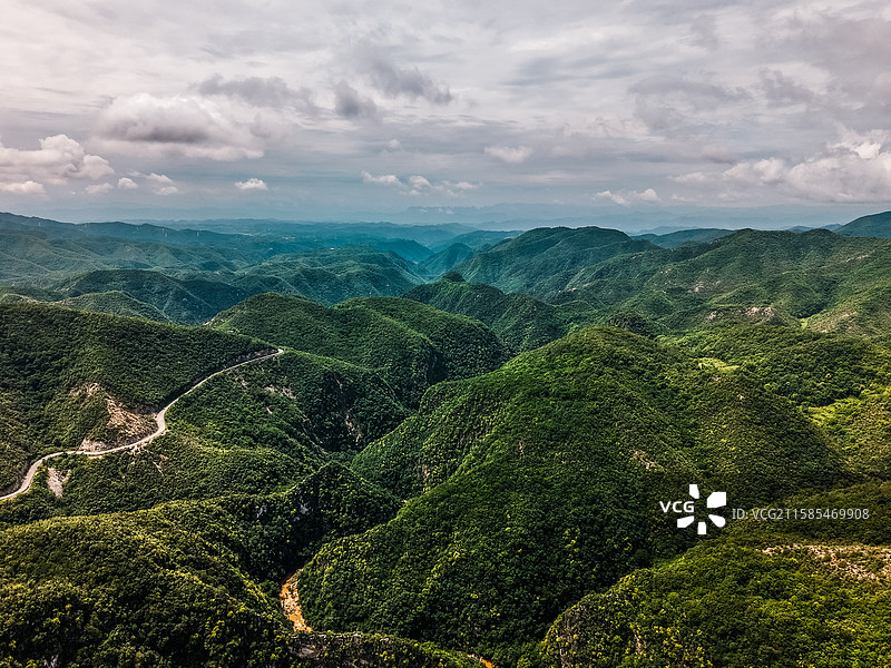 航拍湖北十堰郧西县五龙河景区秦岭山脉峡谷图片素材
