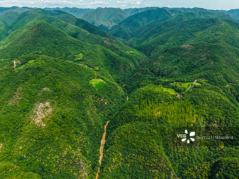 航拍湖北十堰郧西县五龙河景区秦岭山脉峡谷图片素材