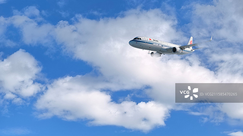 在云雾中穿行的飞机图片素材