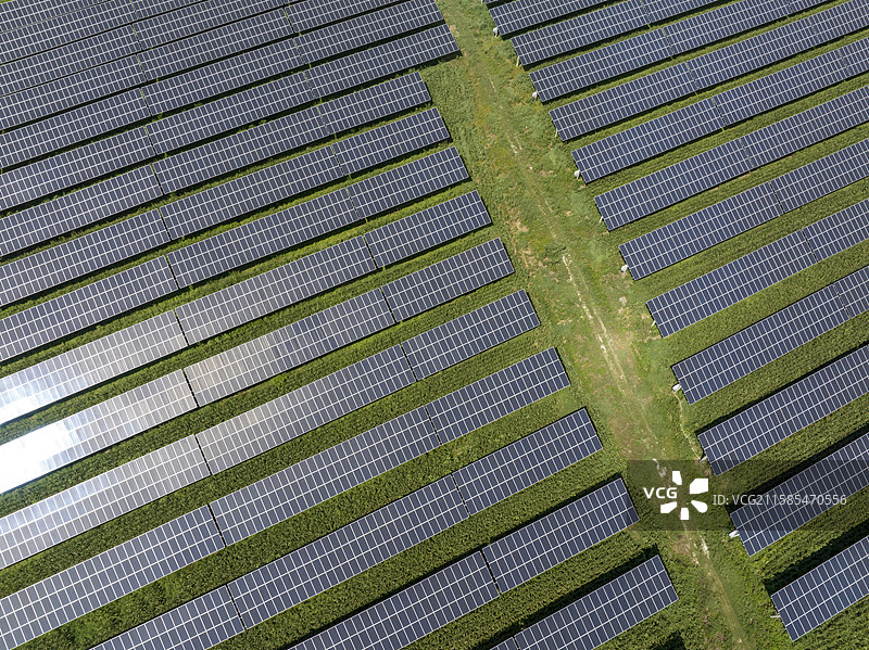 航拍太阳能光伏板太阳能光伏发电光电光能新能源清洁能源田野建筑自然风光图片素材