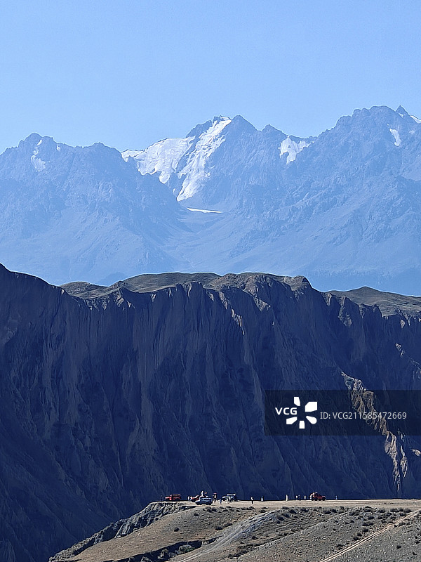 雪山与戈壁下的越野车图片素材