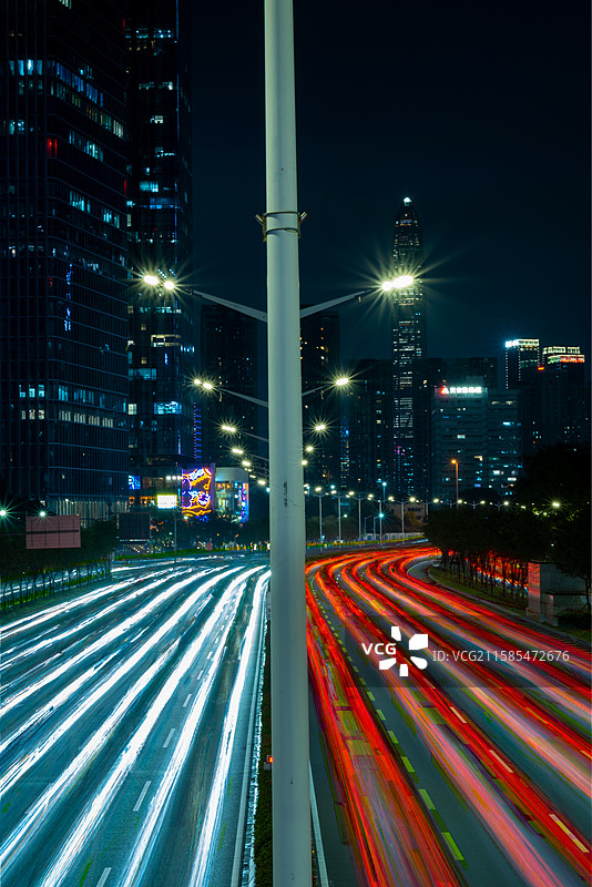 深圳下沙地铁站延时拍摄平安金融中心流光车轨图片素材