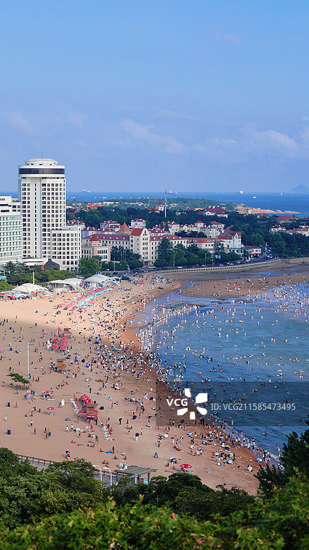 青岛夏天海水浴场旅游人群的图片素材