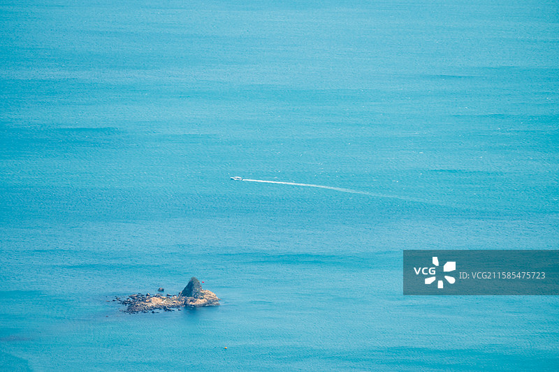 山海对望·孤岛如眸--在深圳梅沙尖山顶拍到大梅沙的海上小岛图片素材