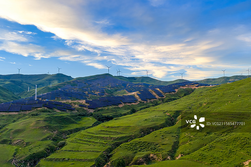 太阳能发电 风力发电风车草原图片素材
