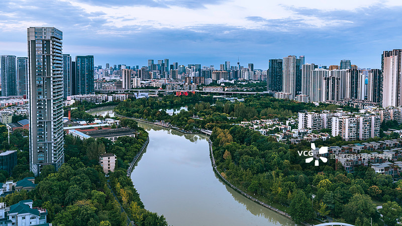 成都-最强天际线-成都CBD-339熊猫塔-蓝调日转夜图片素材