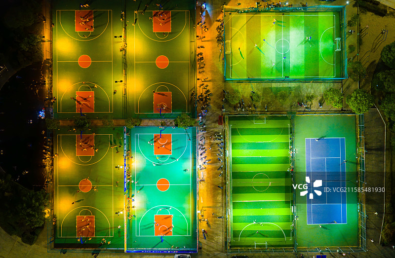 2025年8月16日，在江西省九江市都昌县滨水西区露天体育场，夜幕降临。市民们正在打球运动休闲。图片素材