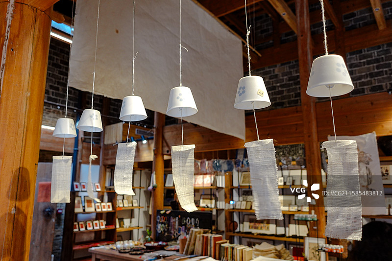 文创店铺里的风铃图片素材