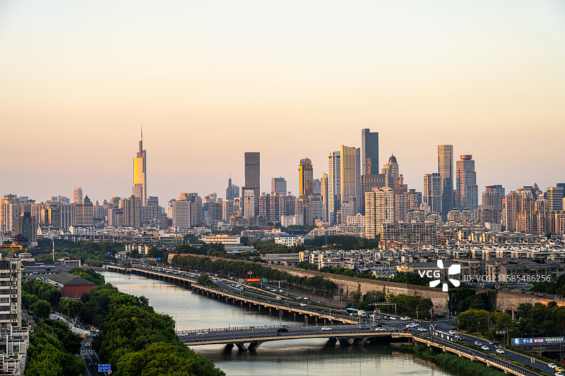 南京明城墙与城市天际线图片素材