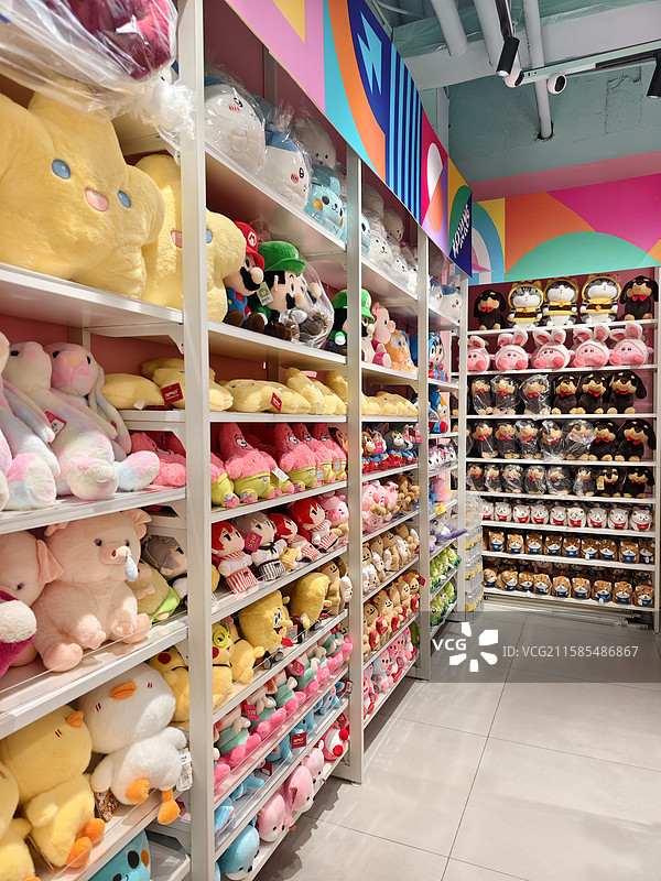 货架上的毛绒玩具图片素材