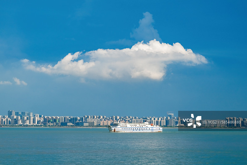 海南省海口市海滨城市风光空镜  海口城市风景  海滨长廊  蓝天白云图片素材