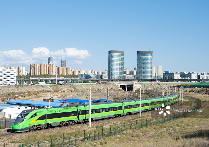 即将到达乌鲁木齐站的复兴号动车组城际列车图片素材