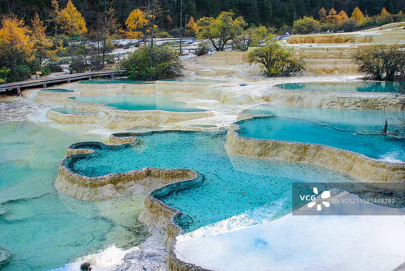 四川西部黄龙景区五彩池特写镜头秋季风光图片素材