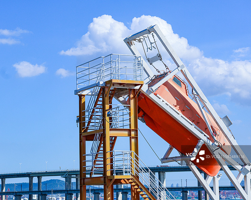 厦门十里长堤景区集美大学的橙色救生艇图片素材