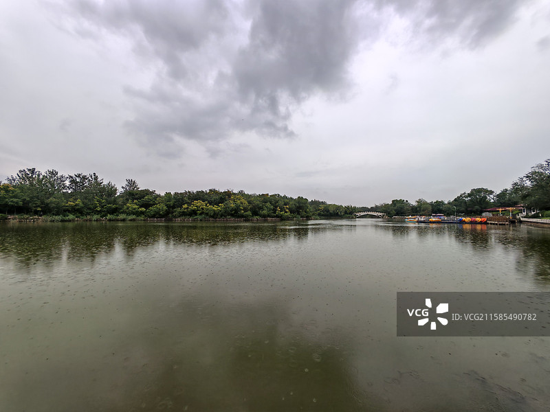 夏日小雨天气图片素材