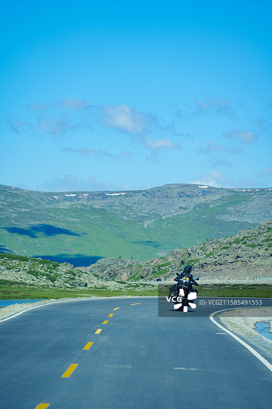 阿勒泰草原公园上的骑行者图片素材