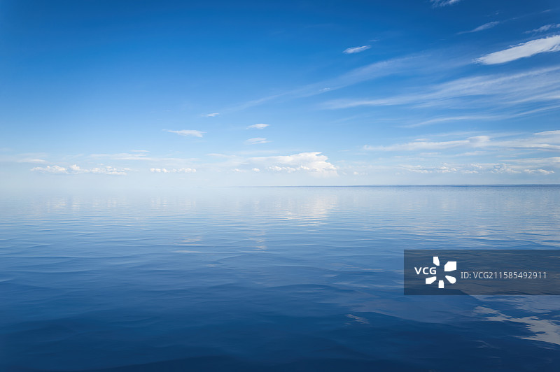 新疆蓝天白云水面倒影对称壮观的背景图图片素材