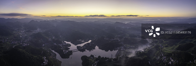 贵州 遵义市 桐梓县 九坝 岩溶地貌 湖 水面 朝霞 日出 避暑圣地 风景 航拍视角图片素材