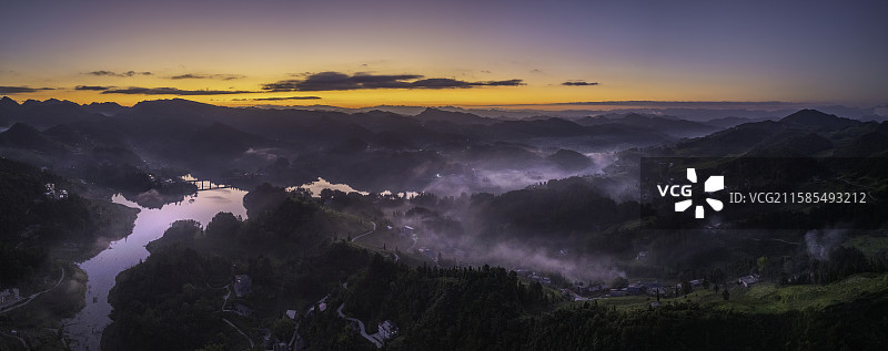 贵州 遵义市 桐梓县 九坝 岩溶地貌 湖 水面 朝霞 日出 避暑圣地 风景 航拍视角图片素材
