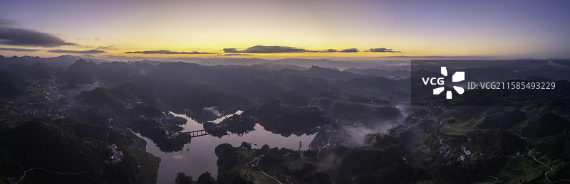贵州 遵义市 桐梓县 九坝 岩溶地貌 湖 水面 朝霞 日出 避暑圣地 风景 航拍视角图片素材