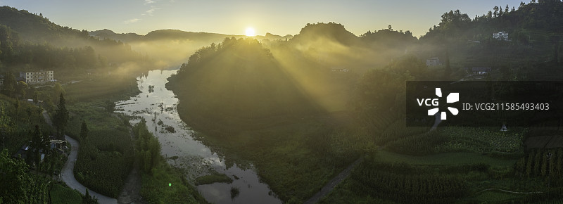 贵州 遵义市 桐梓县 九坝 岩溶地貌 湖 水面 朝霞 日出 光束 丁达尔效应 风景 航拍视角图片素材