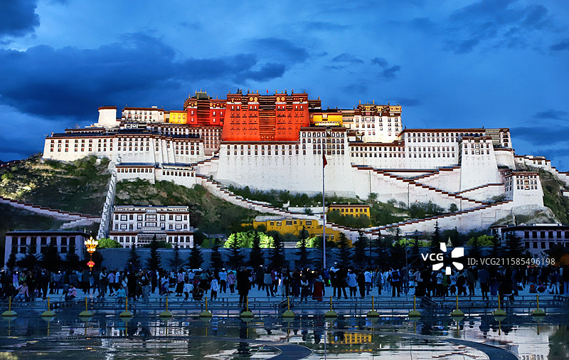 傍晚的布达拉宫，天微微变成深蓝图片素材