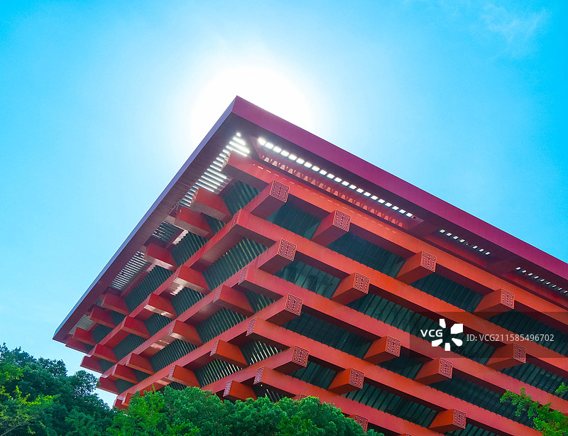 阳光照射下中华艺术宫的一角图片素材