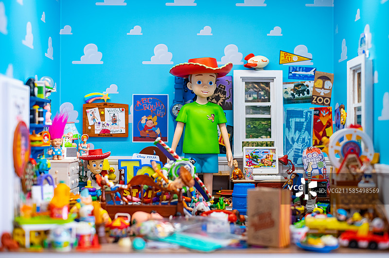 中国传统文化拍摄主题，橱柜里摆放着各种各样迪士尼卡通制作的玩具玩偶娃娃手办，室内无人图像摄影图片素材