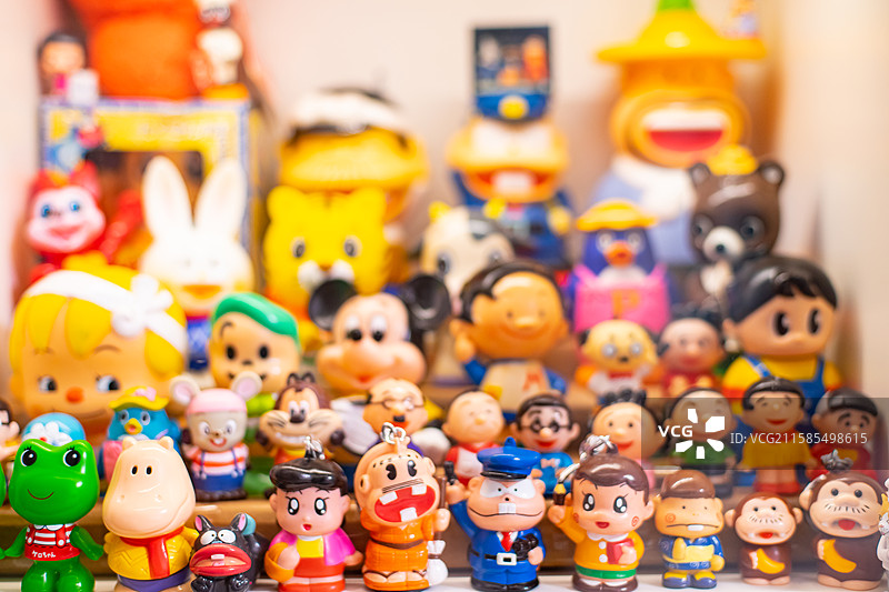 中国传统文化拍摄主题，橱柜里摆放着各种各样迪士尼卡通制作的玩具玩偶娃娃手办，室内无人图像摄影图片素材