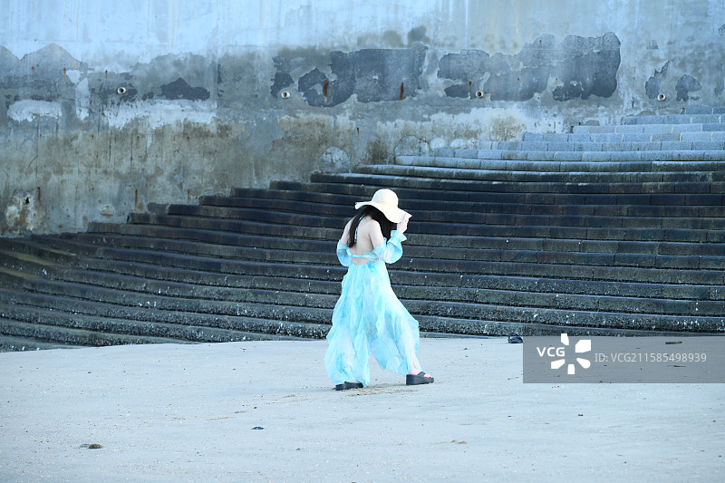 海滩上沉思的女人图片素材