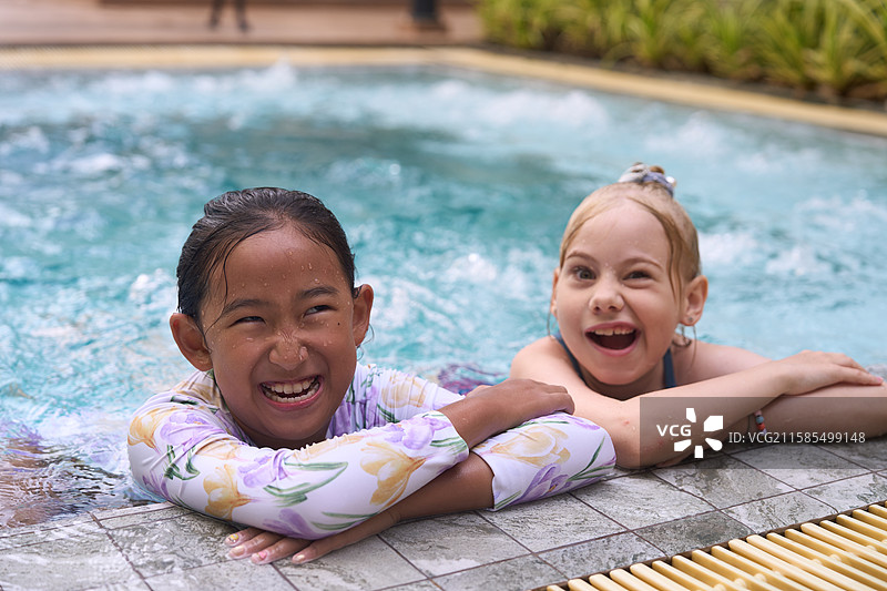 在游泳池里游泳的欧美女孩图片素材