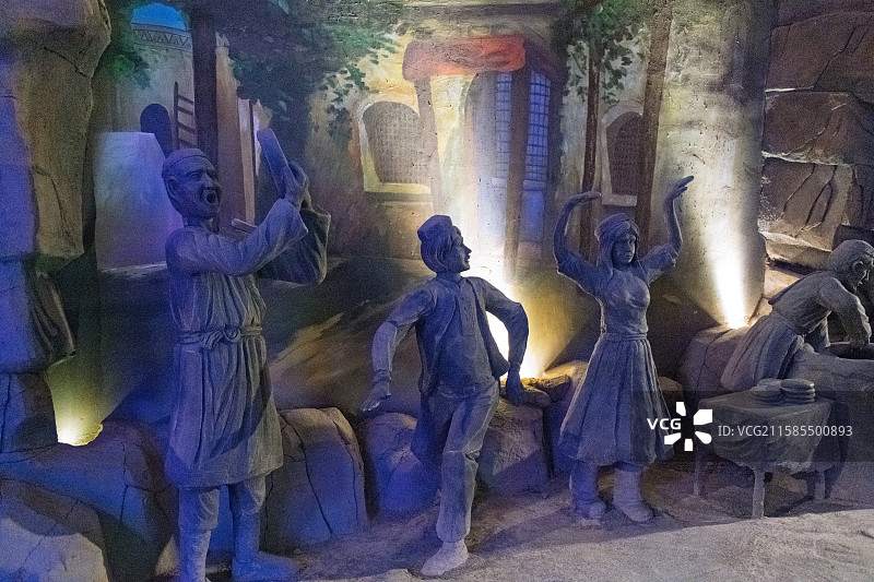 丝路民俗舞蹈雕塑，洞穴展陈灯光图片素材