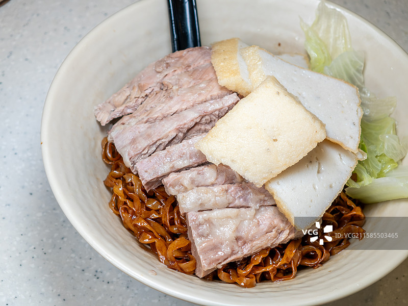 港式美食牛腩鱼腐捞面图片素材