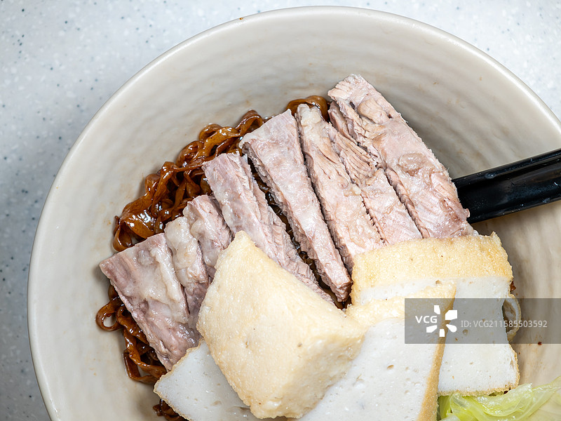港式美食牛腩鱼腐捞面图片素材