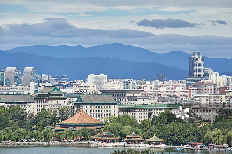 从北京景山公园眺望北海公园小西天极乐世界殿及五龙亭图片素材